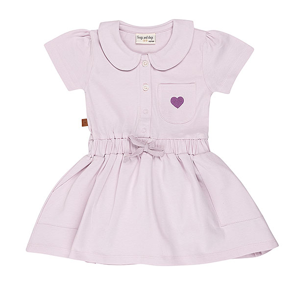 Dit mooie jurkje in de kleur Lavender Fog komt uit de Beautiful Hearts collectie van Frogs and Dogs. Het jurkje heeft een schattig kraagje en een drukknoopsluiting aan de voorzijde. Op het borstzakje prijkt een paars geborduurd hartje. De mouwtjes zijn licht gepoft en het rokje heeft een speelse, gerimpelde zoom. In de taille bevindt zich een elastische rand met een strikje, wat de jurk een extra charmante uitstraling geeft. Het rokje is voorzien van 2 steekzakjes.