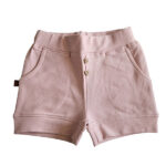 Dit schattige oudroze korte broekje - short - is perfect voor zomerse dagen. Het heeft een elastische tailleband, sierknoopjes en steekzakjes
