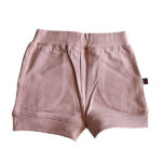 Dit schattige oudroze korte broekje - short - is perfect voor zomerse dagen. Het heeft een elastische tailleband, sierknoopjes en steekzakjes