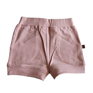Dit schattige oudroze korte broekje - short - is perfect voor zomerse dagen. Het heeft een elastische tailleband, sierknoopjes en steekzakjes