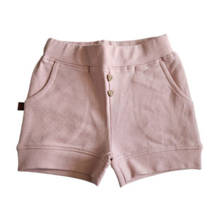 Dit schattige oudroze korte broekje - short - is perfect voor zomerse dagen. Het heeft een elastische tailleband, sierknoopjes en steekzakjes