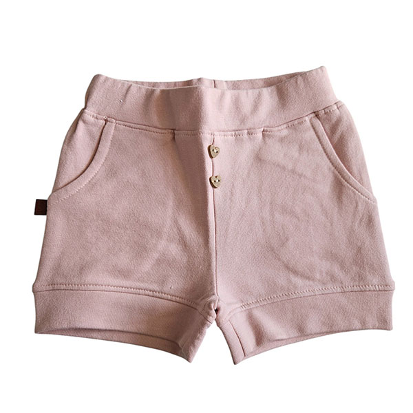 Dit schattige oudroze korte broekje - short - is perfect voor zomerse dagen. Het heeft een elastische tailleband, sierknoopjes en steekzakjes