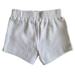 Dit schattige korte broekje, ook wel short genoemd, in de kleur wit komt uit de Love Garden babykleding collectie van Frogs and Dogs. Het broekje heeft een zachte, effen tint en is gemaakt van comfortabel materiaal, perfect voor de warme zomerdagen.