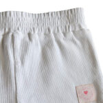 Dit schattige korte broekje, ook wel short genoemd, in de kleur wit komt uit de Love Garden babykleding collectie van Frogs and Dogs. Het broekje heeft een zachte, effen tint en is gemaakt van comfortabel materiaal, perfect voor de warme zomerdagen.