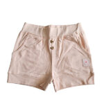Dit schattige zalmkleurige korte broekje - short - is perfect voor zomerse dagen. Het heeft een elastische tailleband, sierknoopjes en een elegant kanten randje voor een speelse uitstraling. Een comfortabele en stijlvolle keuze voor je kleintje!