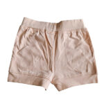 Dit schattige zalmkleurige korte broekje - short - is perfect voor zomerse dagen. Het heeft een elastische tailleband, sierknoopjes en een elegant kanten randje voor een speelse uitstraling. Een comfortabele en stijlvolle keuze voor je kleintje!
