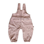 Dit lieve Hearts tuinbroekje in de kleur oudroze komt uit de Love Garden babykleding collectie van Frogs and Dogs. Perfect voor zonnige dagen! Het tuinbroekje is gemaakt van een luchtige stof. De schouderbanden zitten zitten vast met een hartjesknoopje. In de taille zit een ruffelrand sierrand. Tussen de beentjes zitten drukkertjes waardoor het makkelijk is om de luier te verschonen.