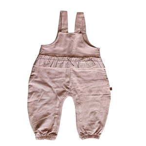 Dit lieve Hearts tuinbroekje in de kleur oudroze komt uit de Love Garden babykleding collectie van Frogs and Dogs. Perfect voor zonnige dagen! Het tuinbroekje is gemaakt van een luchtige stof. De schouderbanden zitten zitten vast met een hartjesknoopje. In de taille zit een ruffelrand sierrand. Tussen de beentjes zitten drukkertjes waardoor het makkelijk is om de luier te verschonen.