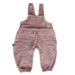 Dit lieve Hearts tuinbroekje in de kleur oudroze komt uit de Love Garden babykleding collectie van Frogs and Dogs. Perfect voor zonnige dagen! Het tuinbroekje is gemaakt van een luchtige stof. De schouderbanden zitten zitten vast met een hartjesknoopje. In de taille zit een ruffelrand sierrand. Tussen de beentjes zitten drukkertjes waardoor het makkelijk is om de luier te verschonen.