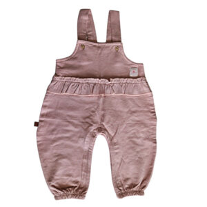 Dit lieve Hearts tuinbroekje in de kleur oudroze komt uit de Love Garden babykleding collectie van Frogs and Dogs. Perfect voor zonnige dagen! Het tuinbroekje is gemaakt van een luchtige stof. De schouderbanden zitten zitten vast met een hartjesknoopje. In de taille zit een ruffelrand sierrand. Tussen de beentjes zitten drukkertjes waardoor het makkelijk is om de luier te verschonen.