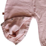 Dit lieve Hearts tuinbroekje in de kleur oudroze komt uit de Love Garden babykleding collectie van Frogs and Dogs. Perfect voor zonnige dagen! Het tuinbroekje is gemaakt van een luchtige stof. De schouderbanden zitten zitten vast met een hartjesknoopje. In de taille zit een ruffelrand sierrand. Tussen de beentjes zitten drukkertjes waardoor het makkelijk is om de luier te verschonen.