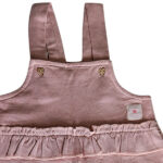 Dit lieve Hearts tuinbroekje in de kleur oudroze komt uit de Love Garden babykleding collectie van Frogs and Dogs. Perfect voor zonnige dagen! Het tuinbroekje is gemaakt van een luchtige stof. De schouderbanden zitten zitten vast met een hartjesknoopje. In de taille zit een ruffelrand sierrand. Tussen de beentjes zitten drukkertjes waardoor het makkelijk is om de luier te verschonen.