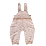 Dit lieve Hearts tuinbroekje in de kleur zalmroze komt uit de Love Garden babykleding collectie van Frogs and Dogs. Perfect voor zonnige dagen! Het tuinbroekje is gemaakt van een luchtige stof. De schouderbanden zitten zitten vast met een hartjesknoopje. In de taille zit een ruffelrand sierrand. Tussen de beentjes zitten drukkertjes waardoor het makkelijk is om de luier te verschonen. 