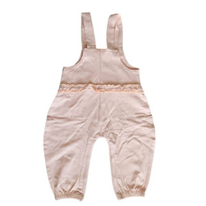 Dit lieve Hearts tuinbroekje in de kleur zalmroze komt uit de Love Garden babykleding collectie van Frogs and Dogs. Perfect voor zonnige dagen! Het tuinbroekje is gemaakt van een luchtige stof. De schouderbanden zitten zitten vast met een hartjesknoopje. In de taille zit een ruffelrand sierrand. Tussen de beentjes zitten drukkertjes waardoor het makkelijk is om de luier te verschonen.