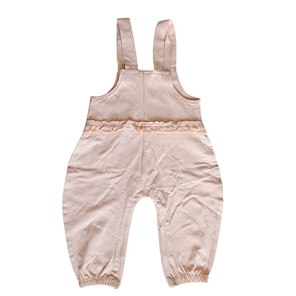 Dit lieve Hearts tuinbroekje in de kleur zalmroze komt uit de Love Garden babykleding collectie van Frogs and Dogs. Perfect voor zonnige dagen! Het tuinbroekje is gemaakt van een luchtige stof. De schouderbanden zitten zitten vast met een hartjesknoopje. In de taille zit een ruffelrand sierrand. Tussen de beentjes zitten drukkertjes waardoor het makkelijk is om de luier te verschonen.