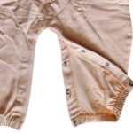 Dit lieve Hearts tuinbroekje in de kleur zalmroze komt uit de Love Garden babykleding collectie van Frogs and Dogs. Perfect voor zonnige dagen! Het tuinbroekje is gemaakt van een luchtige stof. De schouderbanden zitten zitten vast met een hartjesknoopje. In de taille zit een ruffelrand sierrand. Tussen de beentjes zitten drukkertjes waardoor het makkelijk is om de luier te verschonen. 