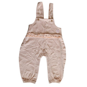 Dit lieve Hearts tuinbroekje in de kleur zalmroze komt uit de Love Garden babykleding collectie van Frogs and Dogs. Perfect voor zonnige dagen! Het tuinbroekje is gemaakt van een luchtige stof. De schouderbanden zitten zitten vast met een hartjesknoopje. In de taille zit een ruffelrand sierrand. Tussen de beentjes zitten drukkertjes waardoor het makkelijk is om de luier te verschonen.