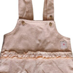 Dit lieve Hearts tuinbroekje in de kleur zalmroze komt uit de Love Garden babykleding collectie van Frogs and Dogs. Perfect voor zonnige dagen! Het tuinbroekje is gemaakt van een luchtige stof. De schouderbanden zitten zitten vast met een hartjesknoopje. In de taille zit een ruffelrand sierrand. Tussen de beentjes zitten drukkertjes waardoor het makkelijk is om de luier te verschonen. 