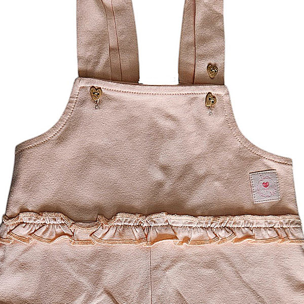 Dit lieve Hearts tuinbroekje in de kleur zalmroze komt uit de Love Garden babykleding collectie van Frogs and Dogs. Perfect voor zonnige dagen! Het tuinbroekje is gemaakt van een luchtige stof. De schouderbanden zitten zitten vast met een hartjesknoopje. In de taille zit een ruffelrand sierrand. Tussen de beentjes zitten drukkertjes waardoor het makkelijk is om de luier te verschonen.