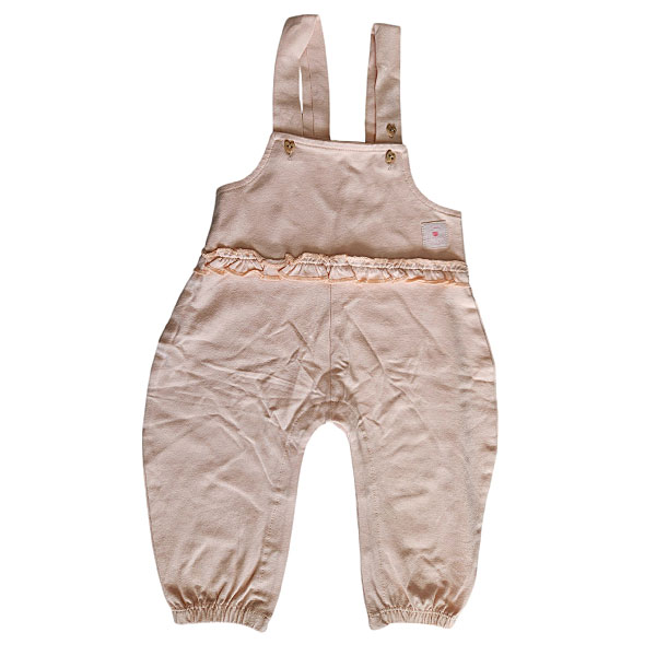 Dit lieve Hearts tuinbroekje in de kleur zalmroze komt uit de Love Garden babykleding collectie van Frogs and Dogs. Perfect voor zonnige dagen! Het tuinbroekje is gemaakt van een luchtige stof. De schouderbanden zitten zitten vast met een hartjesknoopje. In de taille zit een ruffelrand sierrand. Tussen de beentjes zitten drukkertjes waardoor het makkelijk is om de luier te verschonen.