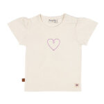 Crèmekleurig baby t-shirtje met lavendelkleurig hartje, pofmouwtjes en drukknoopsluiting uit de Frogs and Dogs collectie.