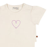Crèmekleurig baby t-shirtje met lavendelkleurig hartje, pofmouwtjes en drukknoopsluiting uit de Frogs and Dogs collectie.