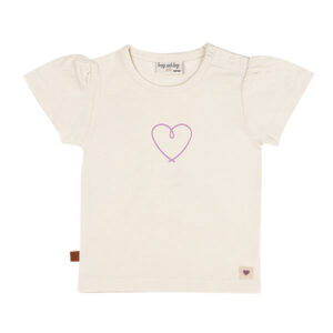 Crèmekleurig baby t-shirtje met lavendelkleurig hartje, pofmouwtjes en drukknoopsluiting uit de Frogs and Dogs collectie.