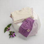 Crèmekleurig baby t-shirtje met lavendelkleurig hartje, pofmouwtjes en drukknoopsluiting uit de Frogs and Dogs collectie.