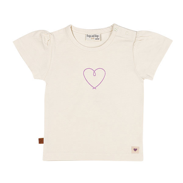 Crèmekleurig baby t-shirtje met lavendelkleurig hartje, pofmouwtjes en drukknoopsluiting uit de Frogs and Dogs collectie.
