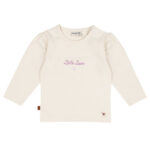 Crèmekleurig baby t-shirtje met lange mouw, tekst ‘Little Love’, lila hartje en pofmouwtjes uit de Frogs and Dogs collectie.