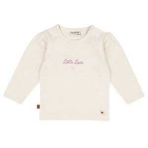 Crèmekleurig baby t-shirtje met lange mouw, tekst ‘Little Love’, lila hartje en pofmouwtjes uit de Frogs and Dogs collectie.