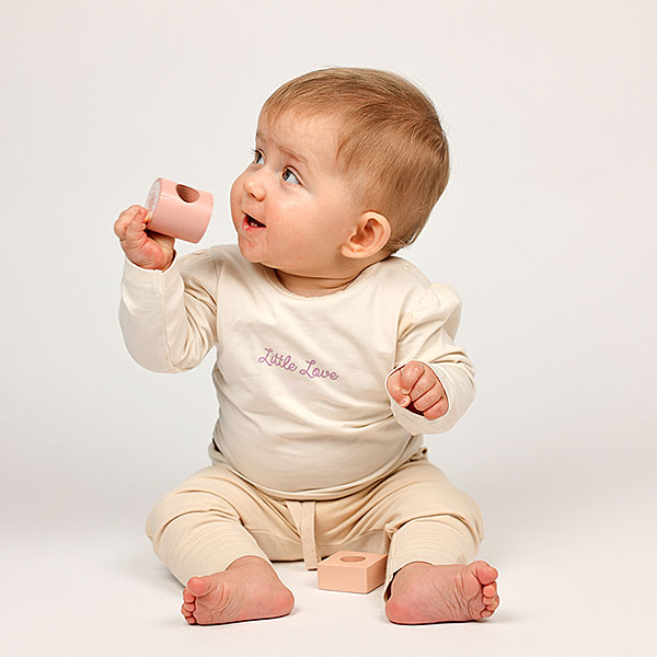 Crèmekleurig baby t-shirtje met lange mouw, tekst ‘Little Love’, lila hartje en pofmouwtjes uit de Frogs and Dogs collectie.
