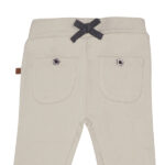 Zandkleurig babybroekje met donkerblauw strikje, gestikte zakjes en nette afwerking uit de Amour-collectie van Frogs and Dogs