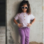 Deze schattige legging in de kleur Dusty Lavender komt uit de Summer Beautiful Hearts collectie van Frogs and Dogs. De legging heeft een comfortabele, elastische tailleband met een koordje in dezelfde kleur. Onderaan het pijpje is het logo subtiel gestikt – een stijlvol detail uit deze mooie collectie. De pijpjes zijn netjes afgewerkt met een zoom. Een ideale mix van stijl, comfort en zomerse flair!