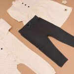 Antracietkleurige babylegging van ribstof met elastische tailleband, strikje en nette afwerking uit de Amour-collectie van Frogs and Dogs