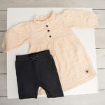 Antracietkleurige babylegging van ribstof met elastische tailleband, strikje en nette afwerking uit de Amour-collectie van Frogs and Dogs