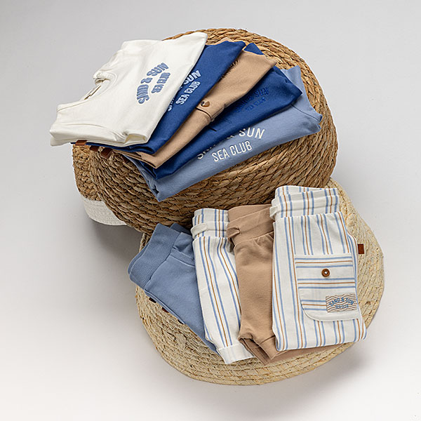 Blauw baby t-shirtje voor jongens met dolfijnenprint uit de Sun and Sand collectie van Frogs and Dogs. Met korte mouw en schouderknoopjes.