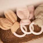 Bijtring Bunny Ears van Jollein in moonstone met siliconen ring en zachte stoffen oortjes