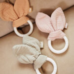 Bijtring Bunny Ears van Jollein in moonstone met siliconen ring en zachte stoffen oortjes