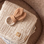 Bijtring Bunny Ears van Jollein in moonstone met siliconen ring en zachte stoffen oortjes