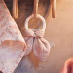 Jollein bijtring Bunny Ears in de kleur nougat met siliconen ring en stoffen knisperoortjes