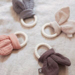 Jollein bijtring Bunny Ears in de kleur nougat met siliconen ring en stoffen knisperoortjes