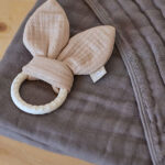 Jollein bijtring Bunny Ears in de kleur nougat met siliconen ring en stoffen knisperoortjes