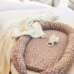 Jollein bijtring Bunny Ears in de kleur nougat met siliconen ring en stoffen knisperoortjes