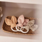 Jollein bijtring Bunny Ears in olive green met siliconen ring en stoffen oortjes