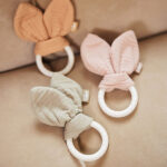 Jollein bijtring Bunny Ears in olive green met siliconen ring en stoffen oortjes