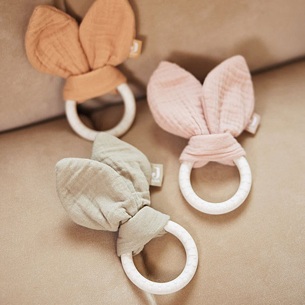 Jollein bijtring Bunny Ears in olive green met siliconen ring en stoffen oortjes