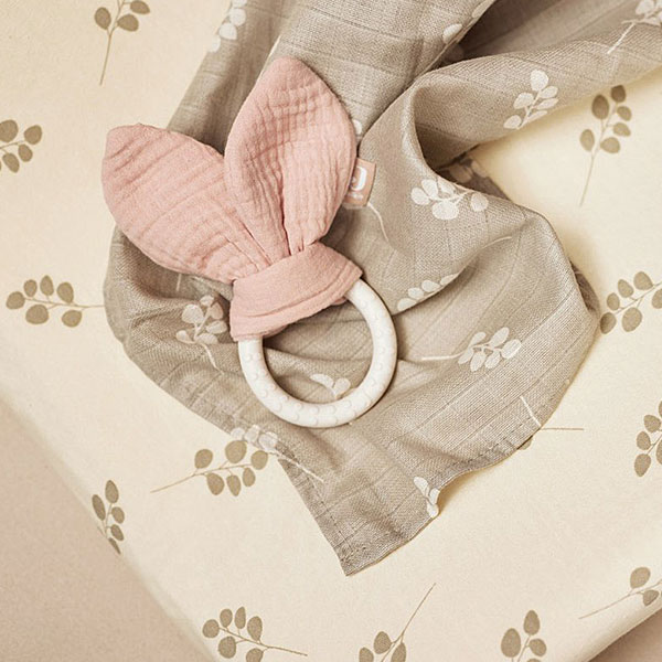 Jollein bijtring Bunny Ears in wild rose met roze stoffen oortjes en siliconen ring