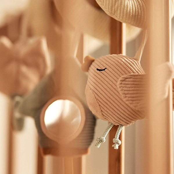 Jollein activiteitenspiraal Lovely Birds in ivory met figuren, belletje en spiegeltje