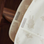 Set van 2 waterproof slabbetjes van Jollein met Nijntje & Snuffy print en opvangbakje